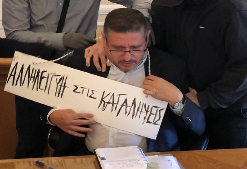 Χρυσοχοΐδης: Ταμπέλες κρέμαγαν οι χιτλερικοί στους Εβραίους και στους αντάρτες