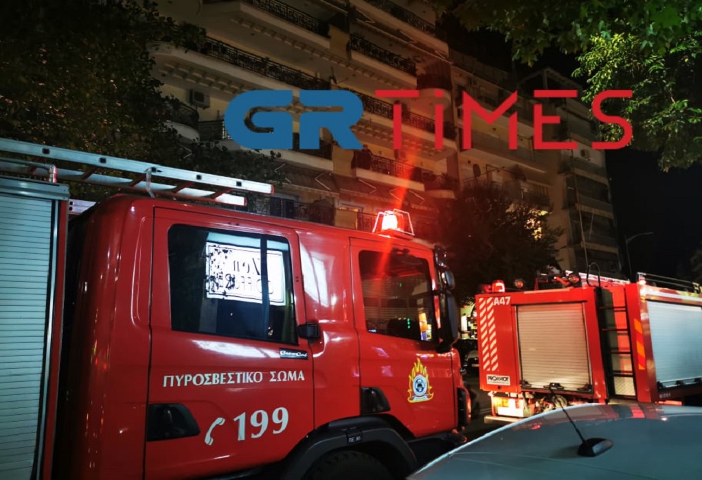 Θεσσαλονίκη: Κάηκε ολοσχερώς ΙΧ στη Σίνδο-Με εγκαύματα στο νοσοκομείο ο οδηγός
