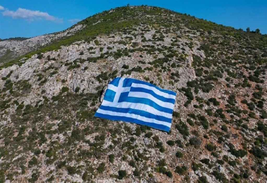 Γιγάντια ελληνική σημαία στον Υμηττό για την 28η Οκτωβρίου