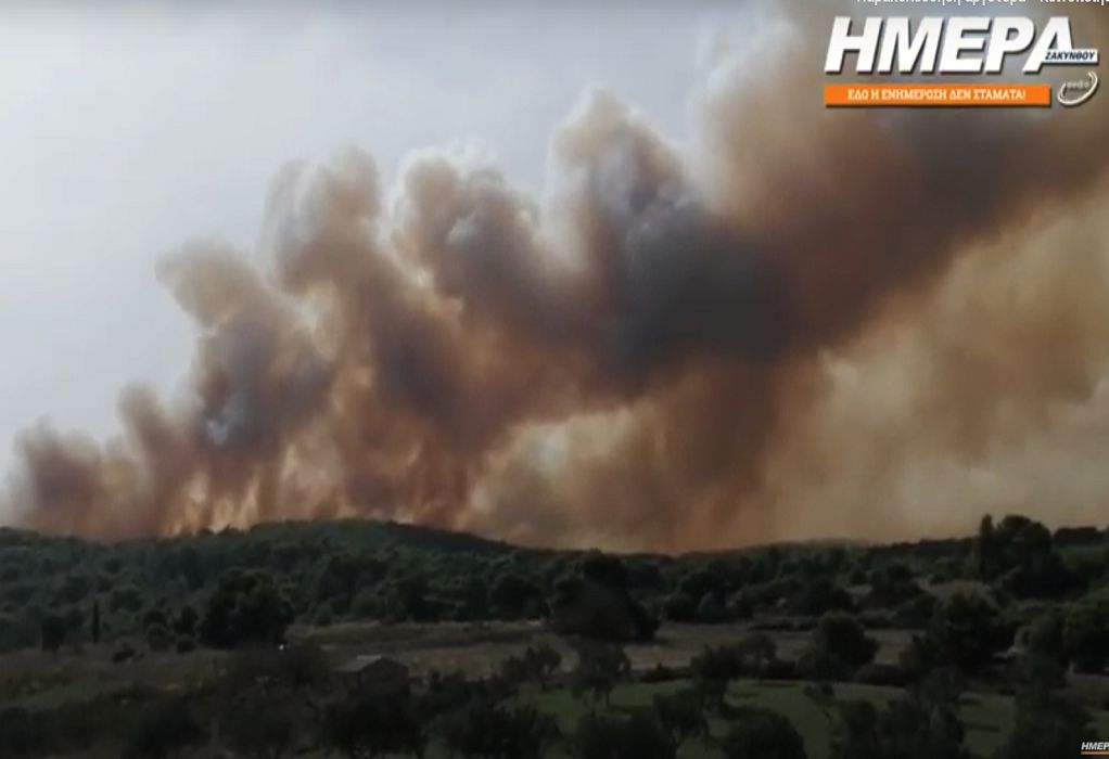 Ανεξέλεγκτη πυρκαγιά στην Ζάκυνθο – Εξετάζεται εκκένωση της περιοχής