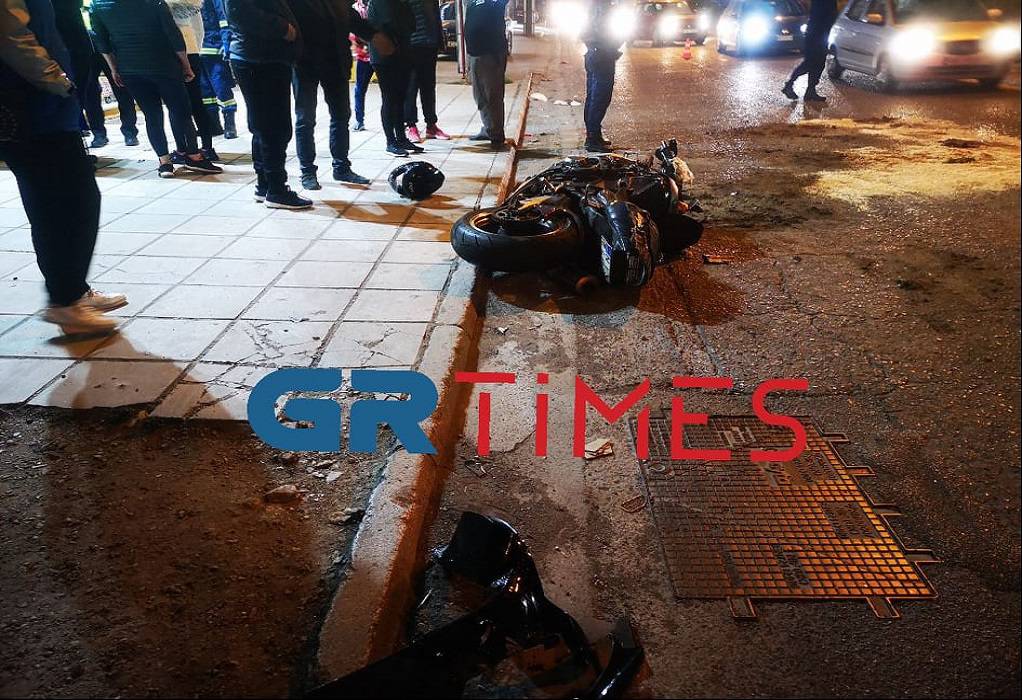 Θεσσαλονίκη: Μοτοσυκλέτα “καρφώθηκε” σε νταλίκα – Ένας τραυματίας