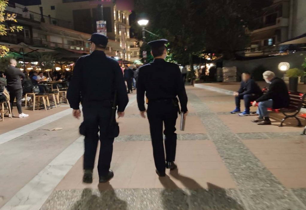 Αστυνομικοί έλεγχοι στην πλατεία Ευόσμου για συγχρωτισμό ατόμων