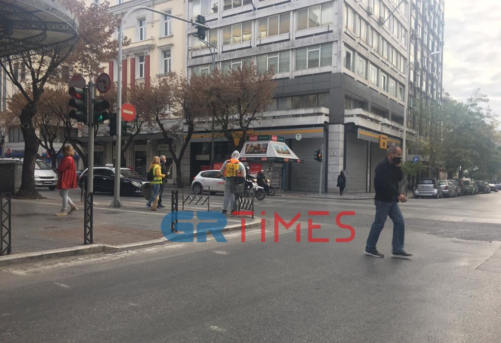 Απολυμαίνονται τα καλάθια σκουπιδιών στο κέντρο της Θεσσαλονίκης (ΦΩΤΟ)