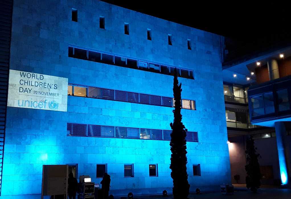 Στα μπλε το Δημαρχείο Θεσσαλονίκης για την Παγκόσμια Ημέρα Παιδιού (ΦΩΤΟ)