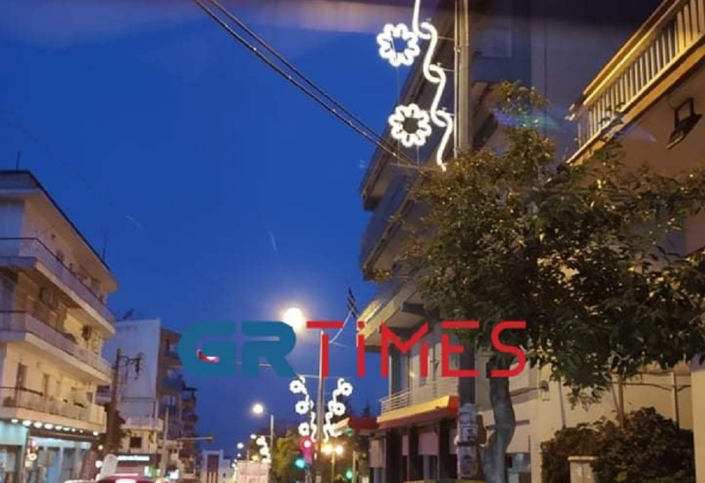Δήμος Νεάπολης Συκεών: Χριστουγεννιάτικος στολισμός με έλατα από τον Χολομώντα