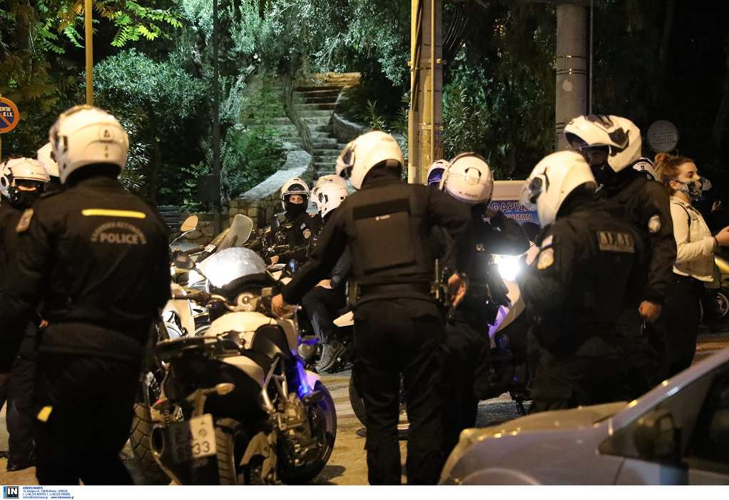 Σεπόλια: Καρέ-καρέ η σύλληψη φοιτητή έξω από το σπίτι του