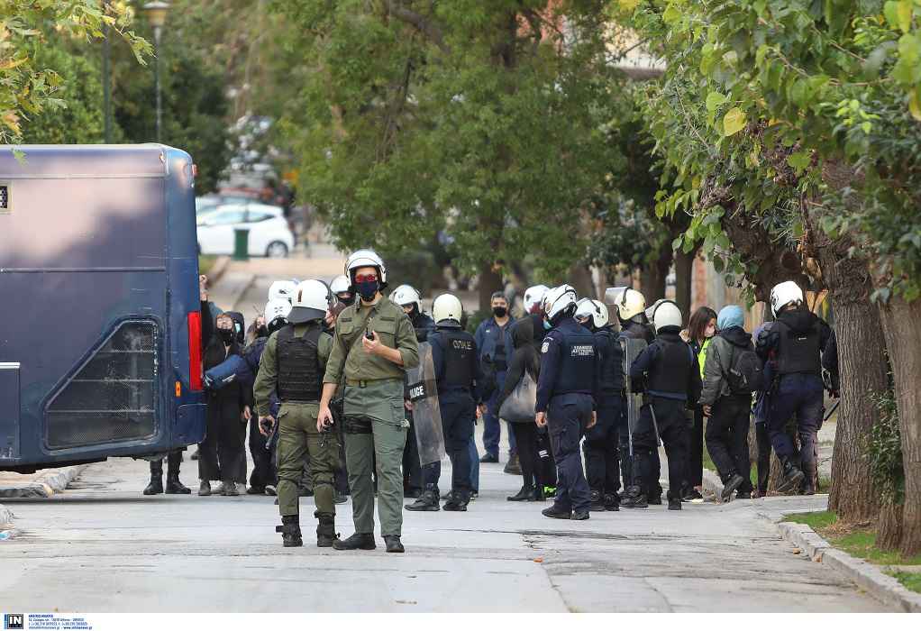 Αθήνα: Συγκρούσεις διαδηλωτών – αστυνομίας και προσαγωγές στα Προπύλαια (ΦΩΤΟ+VIDEO)