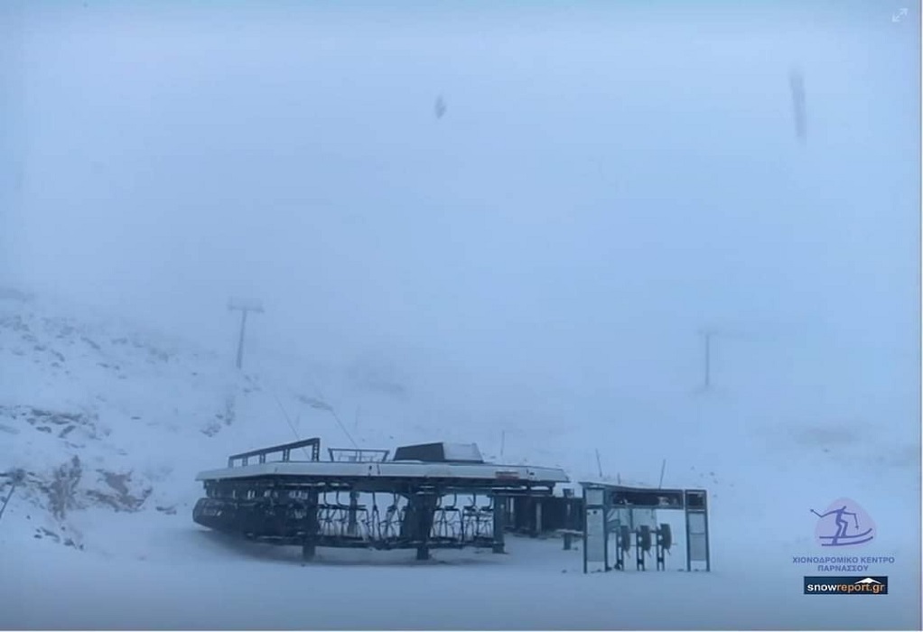 Το «έστρωσε» στον Παρνασσό -Στα λευκά το χιονοδρομικό (ΦΩΤΟ)