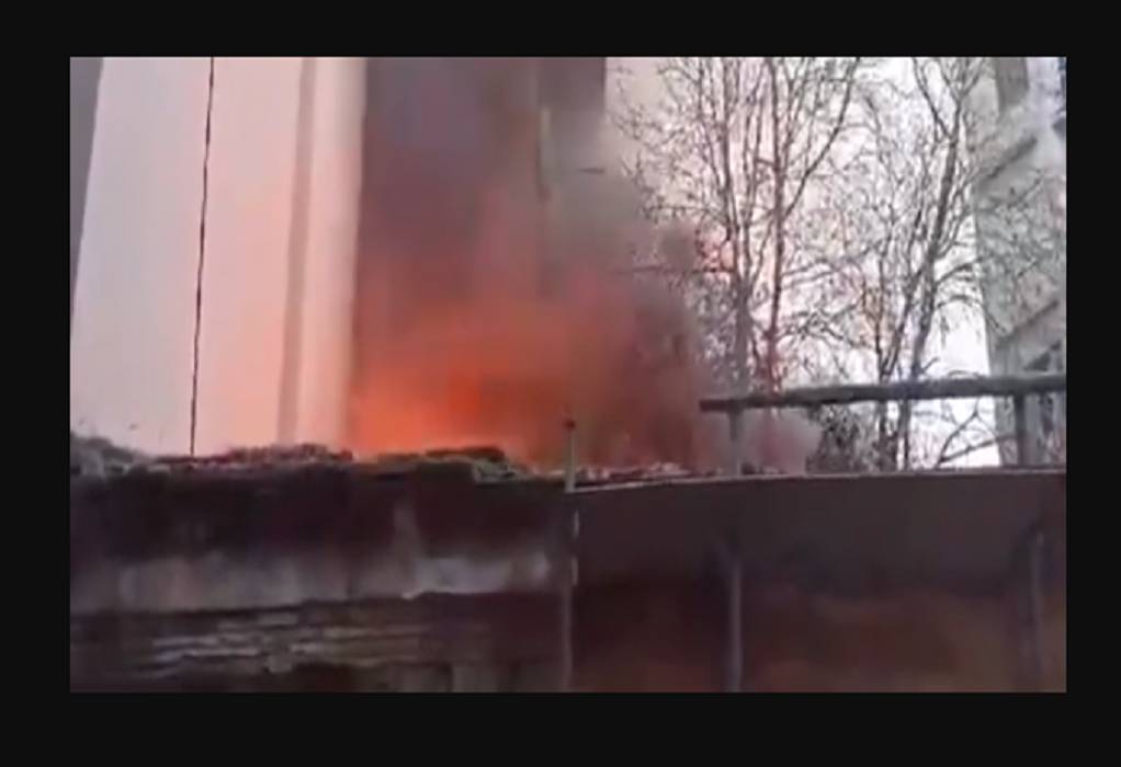 Φωτιά σε σπίτι στα Εξάρχεια (VIDEO)