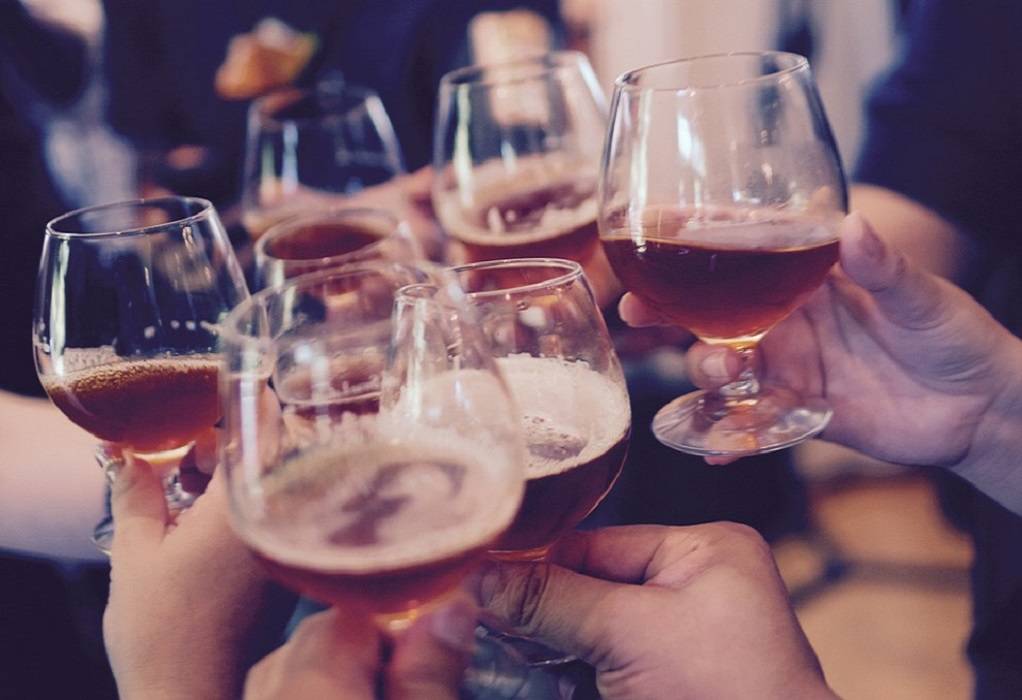 Βρετανία: Η κατανάλωση αλκοόλ αυξήθηκε επικίνδυνα στην πανδημία