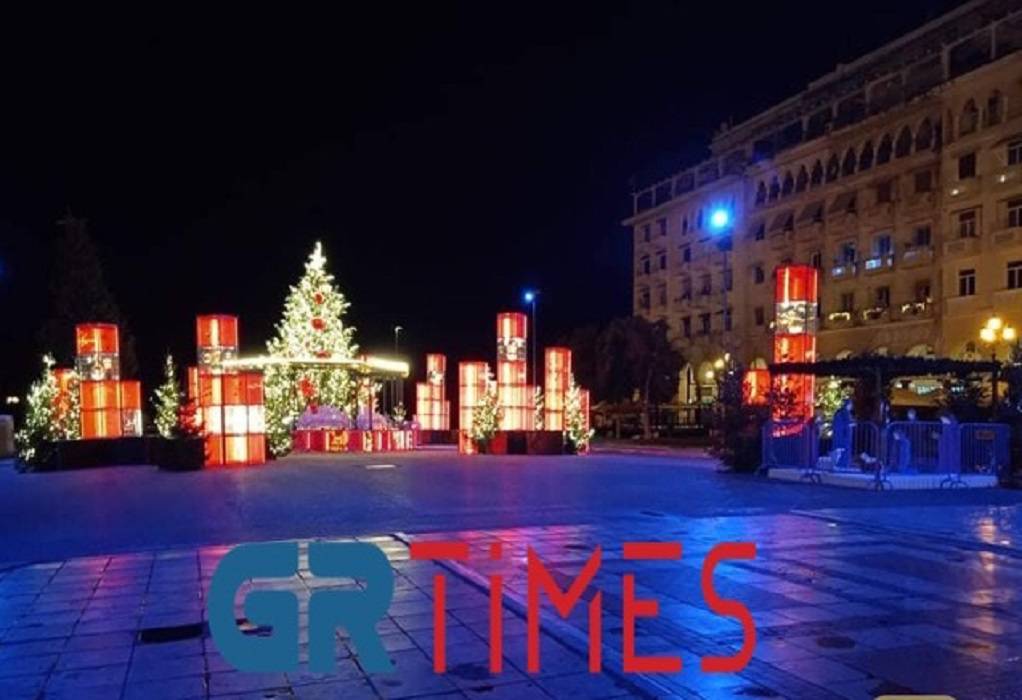 Στα… κόκκινα η χριστουγεννιάτικη πλατεία Αριστοτέλους (ΦΩΤΟ)
