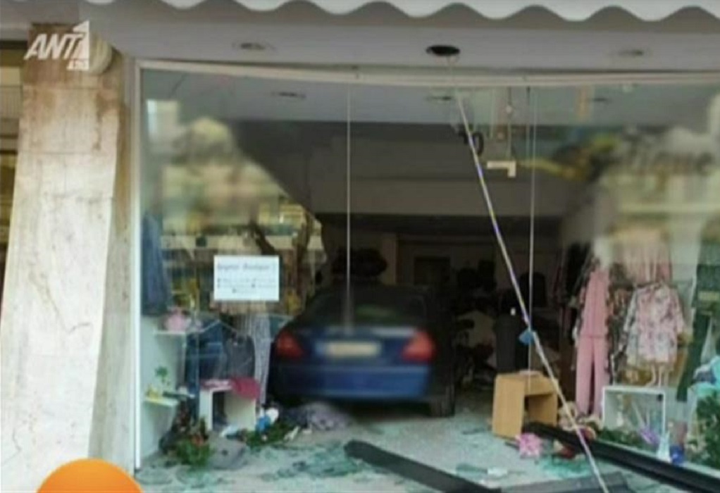 Click Away: Αυτοκίνητο μπούκαρε σε κατάστημα