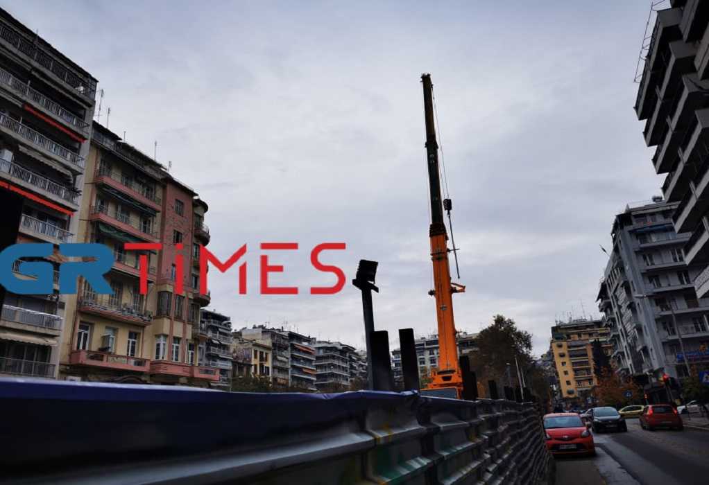 Θεσσαλονίκη: “Έφυγε” ο τεράστιος γερανός από τον σταθμό «Αγία Σοφία» (ΦΩΤΟ+VIDEO)