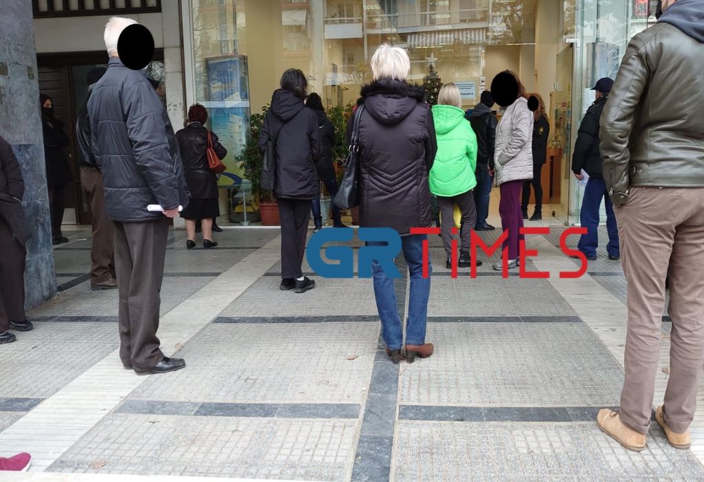 Θεσσαλονίκη: Ουρές ταλαιπωρίας έξω από κατάστημα ΕΛΤΑ (ΦΩΤΟ)