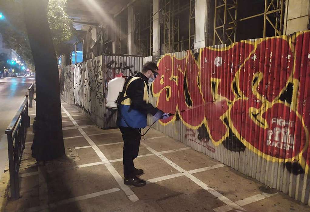 Επιχείρηση αντιγκράφιτι στο κέντρο από το Δήμο Αθηναίων (ΦΩΤΟ)