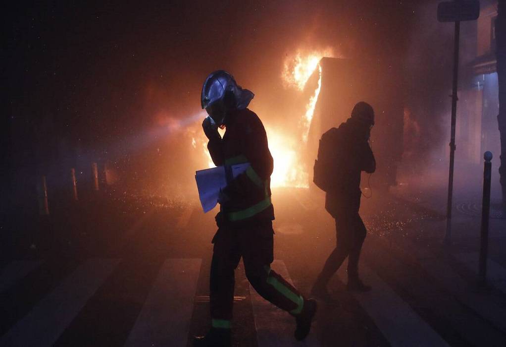 Καζάνι που βράζει η Γαλλία – Φωτιά στην πύλη του δημαρχείου στο Μπορντό (VIDEO)