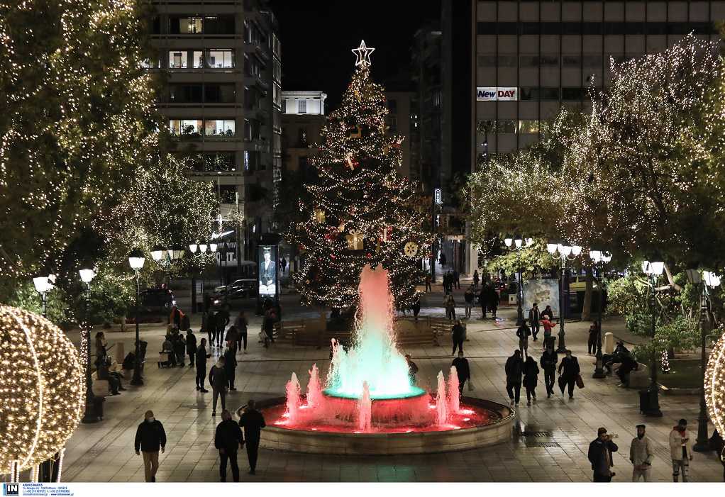 Φωταγωγήθηκε το χριστουγεννιάτικο δέντρο στην πλατεία Συντάγματος (ΦΩΤΟ-VIDEO)