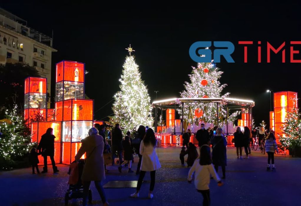 Για φωτογραφία οι Θεσσαλονικείς στο Χριστουγεννιάτικο δέντρο! (ΦΩΤΟ+VIDEO)