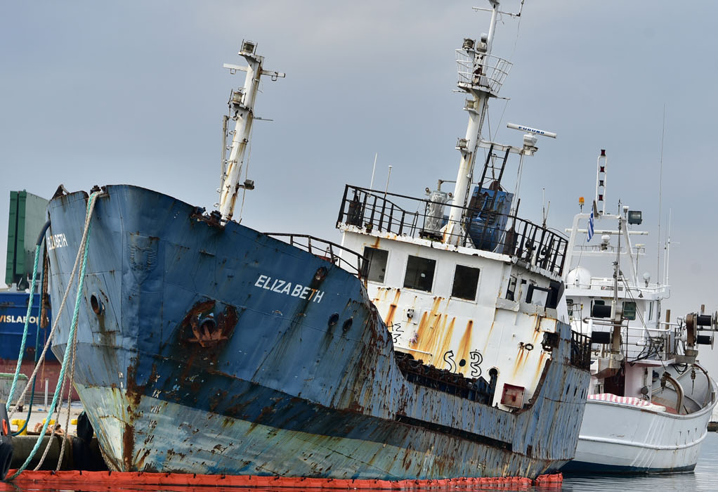 Ν. Μουδανιά: Διαλύεται και απομακρύνεται το πλοίο “Ελίζαμπεθ” από το λιμάνι