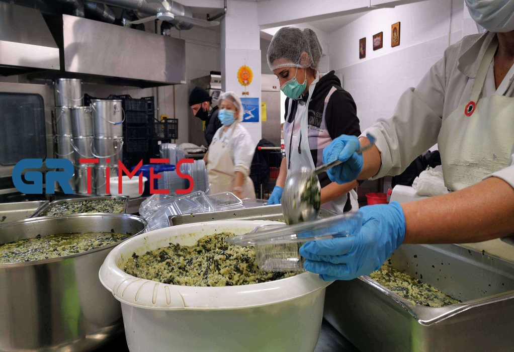 Δ. Θεσσαλονίκης: Μαγειρεύουν σε κουζίνες παιδικών σταθμών για ενίσχυση των συσσιτίων (ΦΩΤΟ +VIDEO)