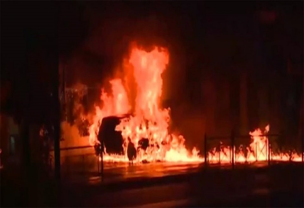 Στις φλόγες αυτοκίνητο τα ξημερώματα στο Κουκάκι (VIDEO)