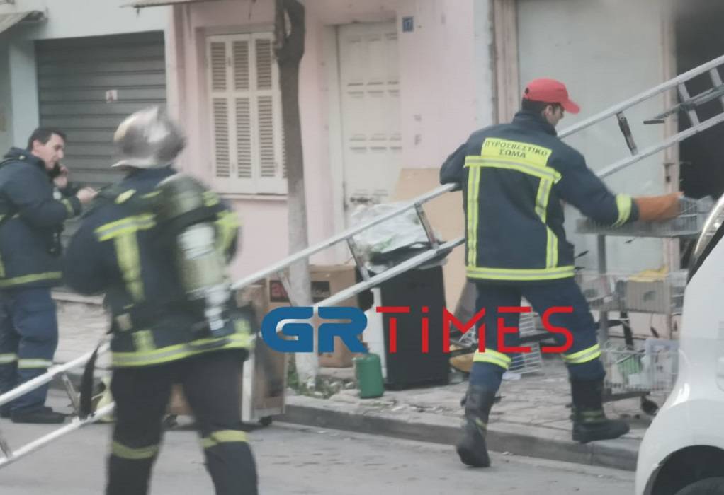 Θεσσαλονίκη: Πυρκαγιά σε αποθήκη ρουχισμού (Φώτο)