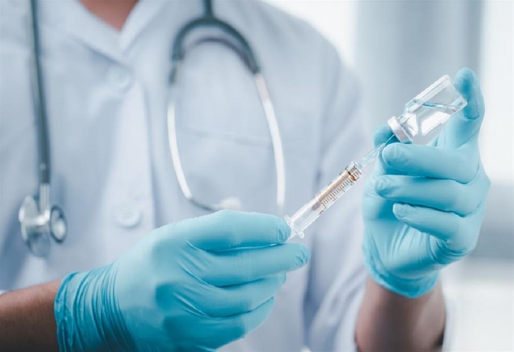 Μόσιαλος: Υπάρχει ενδεχόμενο να χρειαστεί τρίτη δόση εμβολίου για τις μεταλλάξεις