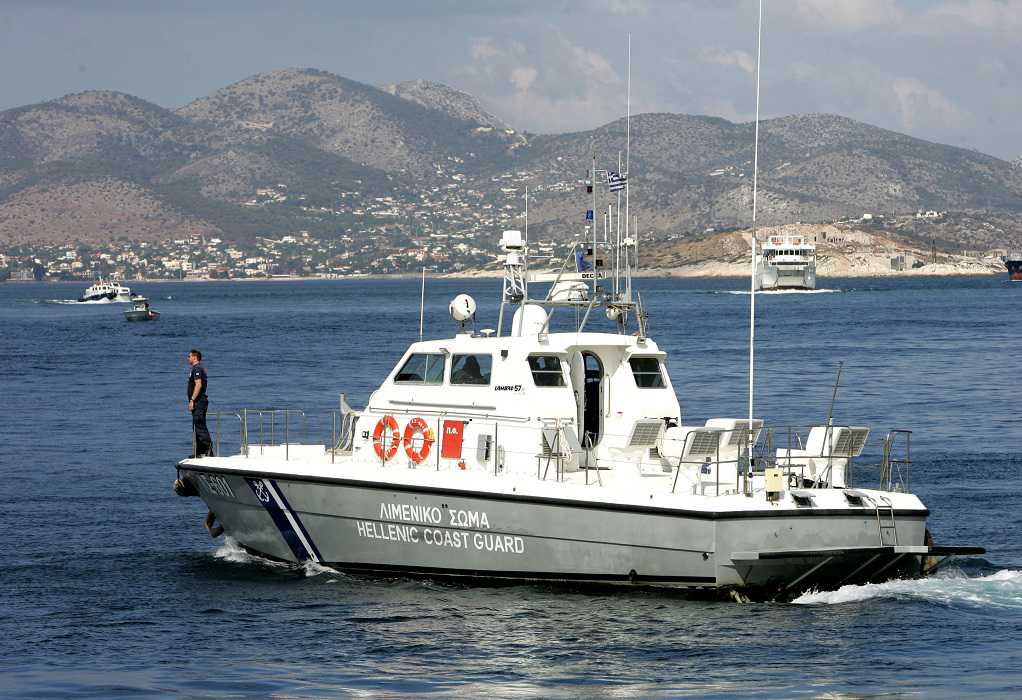 Χαλκιδική: Ημιβυθισμένο σκάφος στο λιμάνι Ν. Ποτίδαιας – Αποβιβάσθηκαν στη στεριά 3 επιβαίνοντες