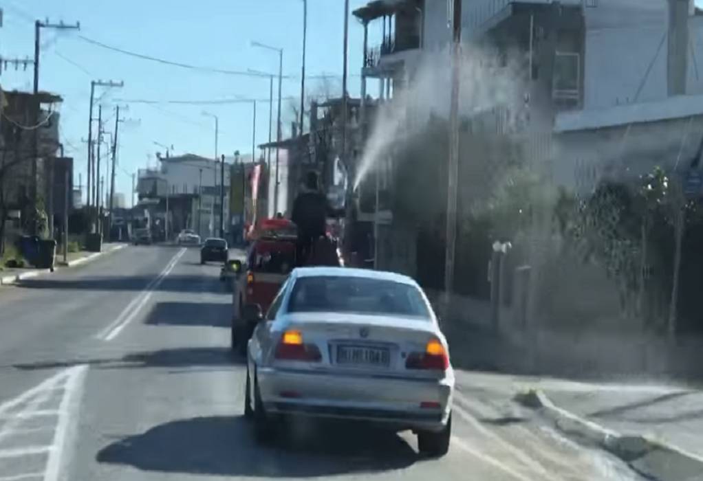 Παπάς… πυροσβέστης αγιάζει τη Λαμία (VIDEO)