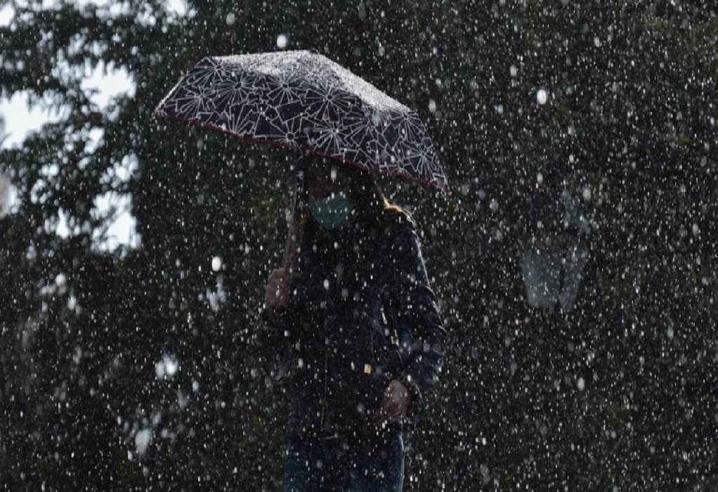 Καιρός: Χιονίζει στην Αττική – Διακοπή κυκλοφορίας στην Πάρνηθα