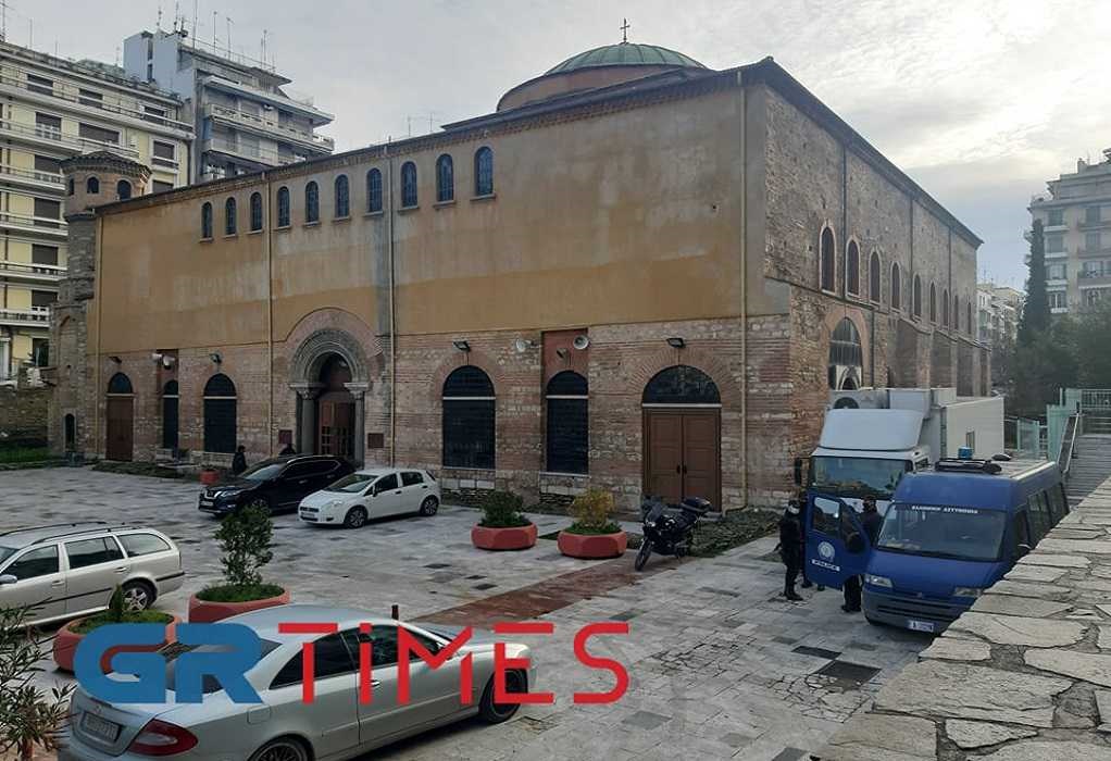 Θεοφάνεια: Μειωμένη η προσέλευση στον Ι.Ν. Αγίας Σοφίας στη Θεσσαλονίκη (ΦΩΤΟ-VIDEO)