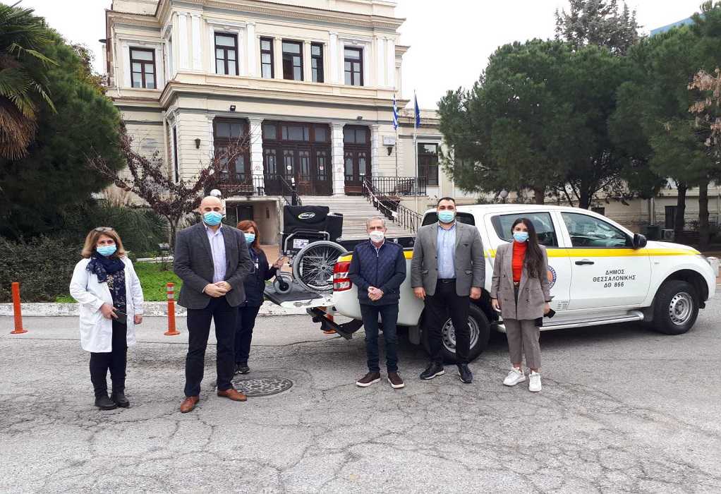 Δ. Θεσσαλονίκης: Παρέδωσε στο “Ιπποκράτειο” αμαξίδιο που προήλθε από τη δράση συλλογής πλαστικών καπακιών