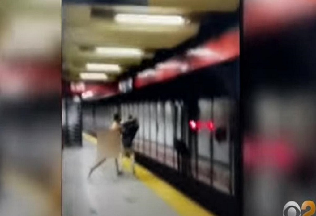 Βίντεο-σοκ: Γυμνός άνδρας σε αμόκ ρίχνει επιβάτη στις ράγες του μετρό