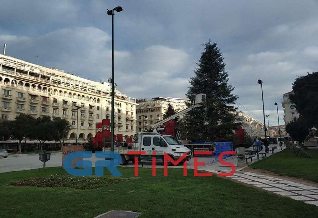 Θεσσαλονίκη: Ξεστολίζεται η πλατεία Αριστοτέλους (ΦΩΤΟ)