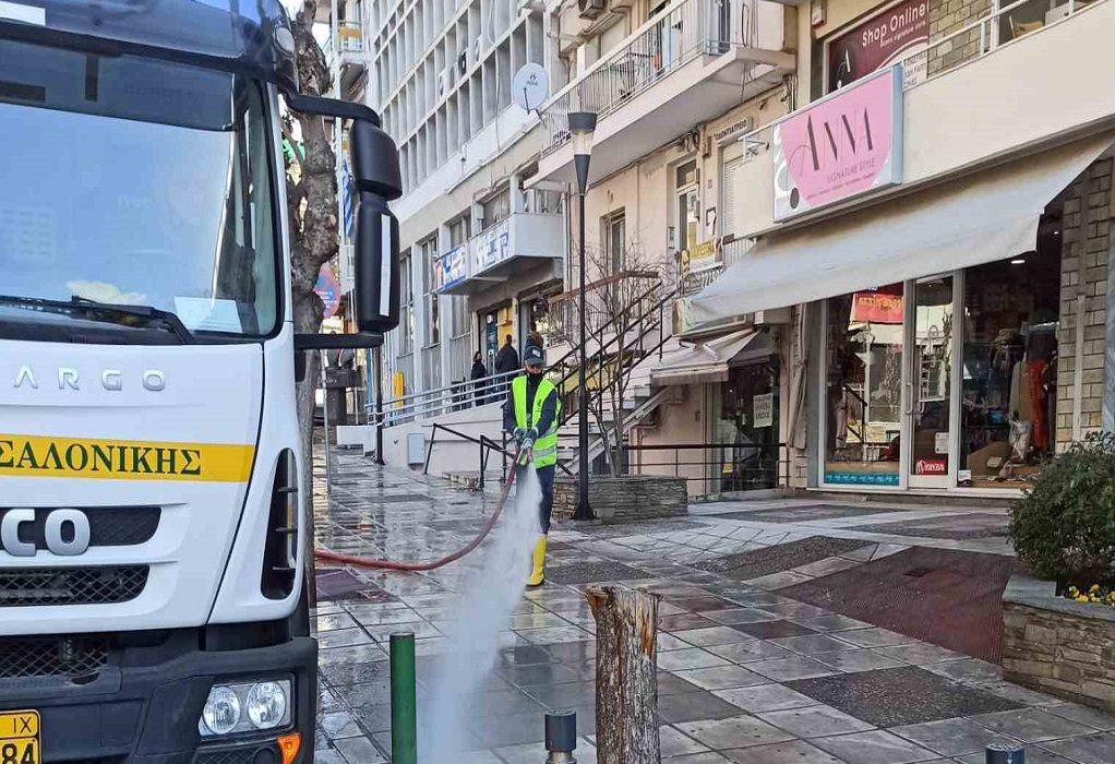 Δ. Θεσ/νίκης: Καθάρισαν δρόμοι-πεζοδρόμια από το αλάτι αποχιονισμού