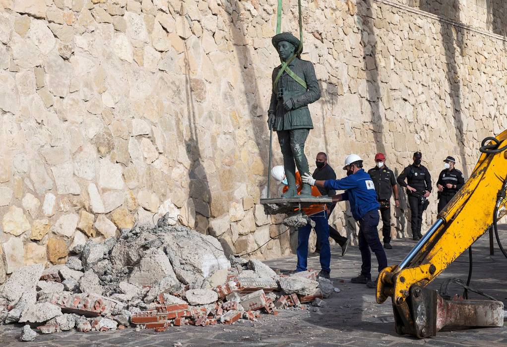 Ισπανία: Το τελευταίο άγαλμα του δικτάτορα Φράνκο αποκαθηλώθηκε