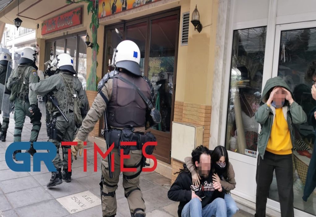 Βίντεο – ντοκουμέντο: Αστυνομικοί ρίχνουν αγκωνιά στο πρόσωπο και κλωτσούν άνδρα