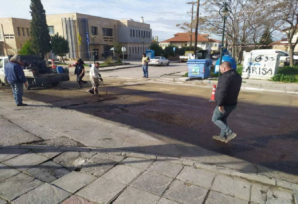 Δήμος Ωραιοκάστρου: Εργασίες αποκατάστασης φθορών σε οδικούς άξονες