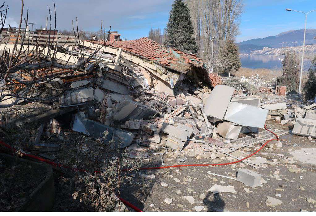 Καστοριά: “Ένα με τη γη έγινε το ξενοδοχείο «Τσάμης» μετά την έκρηξη”