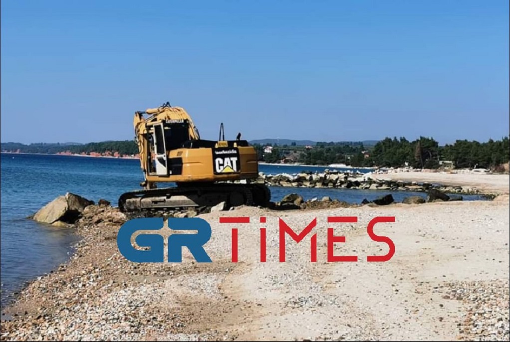 Σιθωνία: Αφαιρούνται οι αμμοκράτες στην παραλία Νικήτης – Προειδοποιεί για καταστροφές ο δήμαρχος (VIDEO)