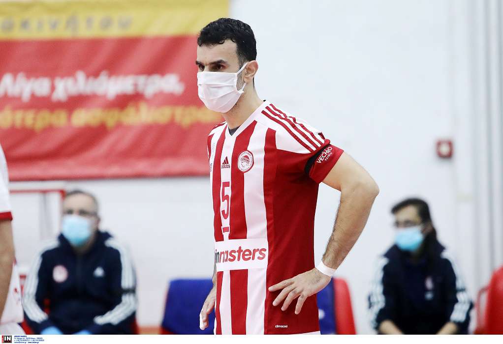 Παίκτης του Ολυμπιακού αγωνίστηκε με μάσκα για τον κορωνοϊό