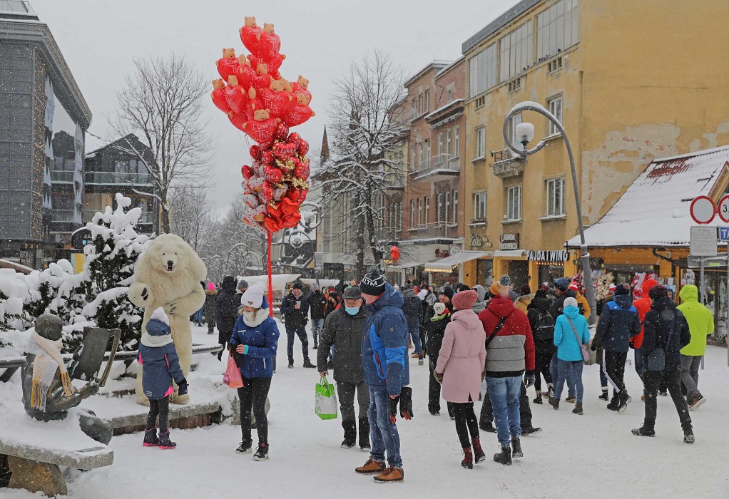 Γιορτάζουν οι Πολωνοί στα χιονοδρομικά την χαλάρωση των μέτρων