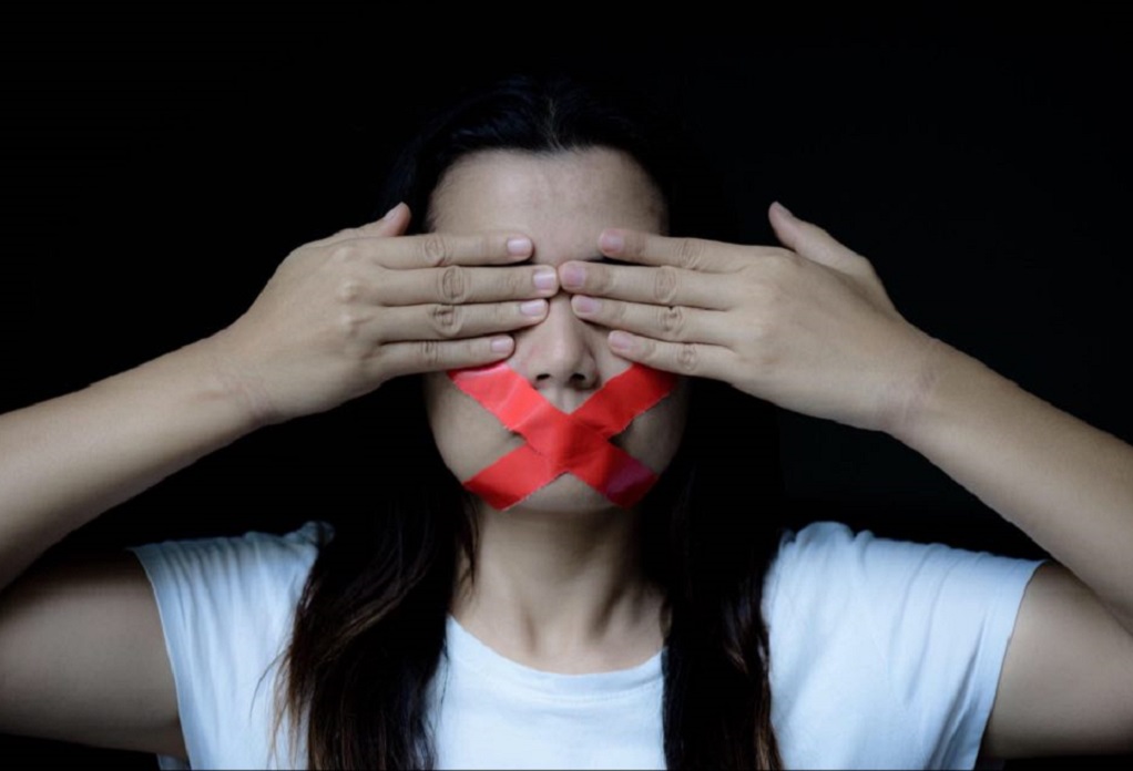 Eξάλειψη της βίας κατά των γυναικών: Ποιες δράσεις προωθεί η κυβέρνηση