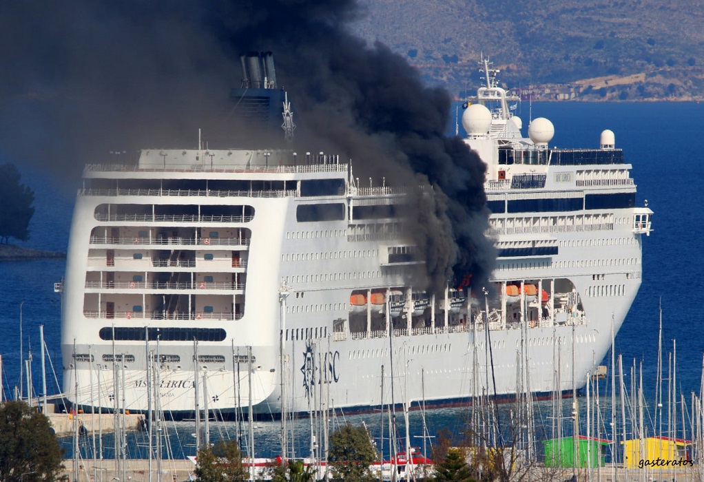 Φωτιά σε κρουαζιερόπλοιο στο λιμάνι της Κέρκυρας (VIDEO) - GRTimes.gr
