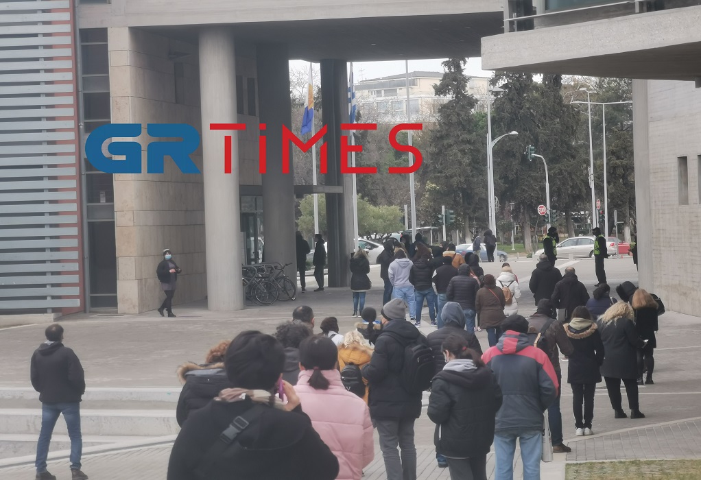 Θεσσαλονίκη: Ουρά δεκάδων μέτρων για rapid test στο Δημαρχείο (ΦΩΤΟ+VIDEO)