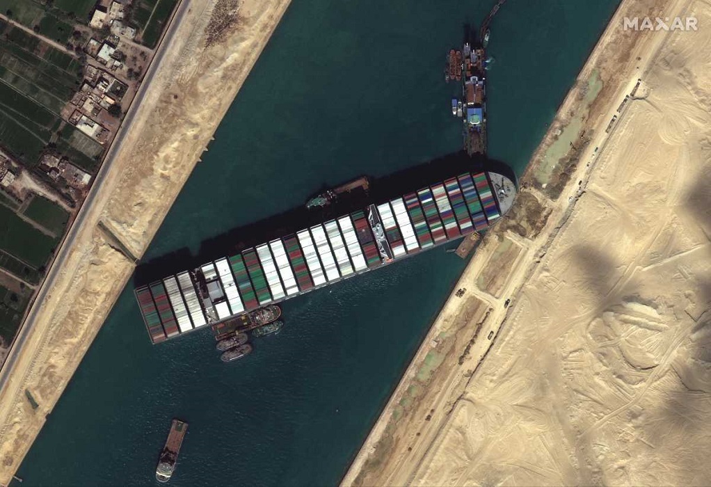 Διώρυγα Σουέζ: Τι μεταφέρουν τα πλοία που περιμένουν να περάσουν