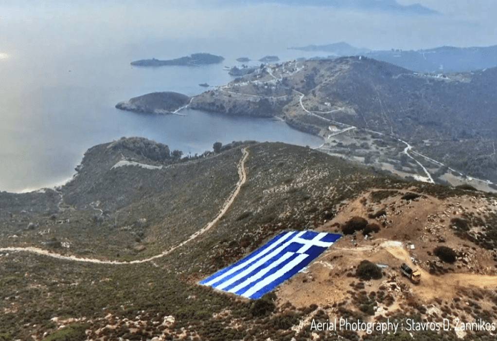 Σαν να κρέμεται από τον ουρανό… η μεγαλύτερη Ελληνική Σημαία είναι στις Οινούσσες (video)
