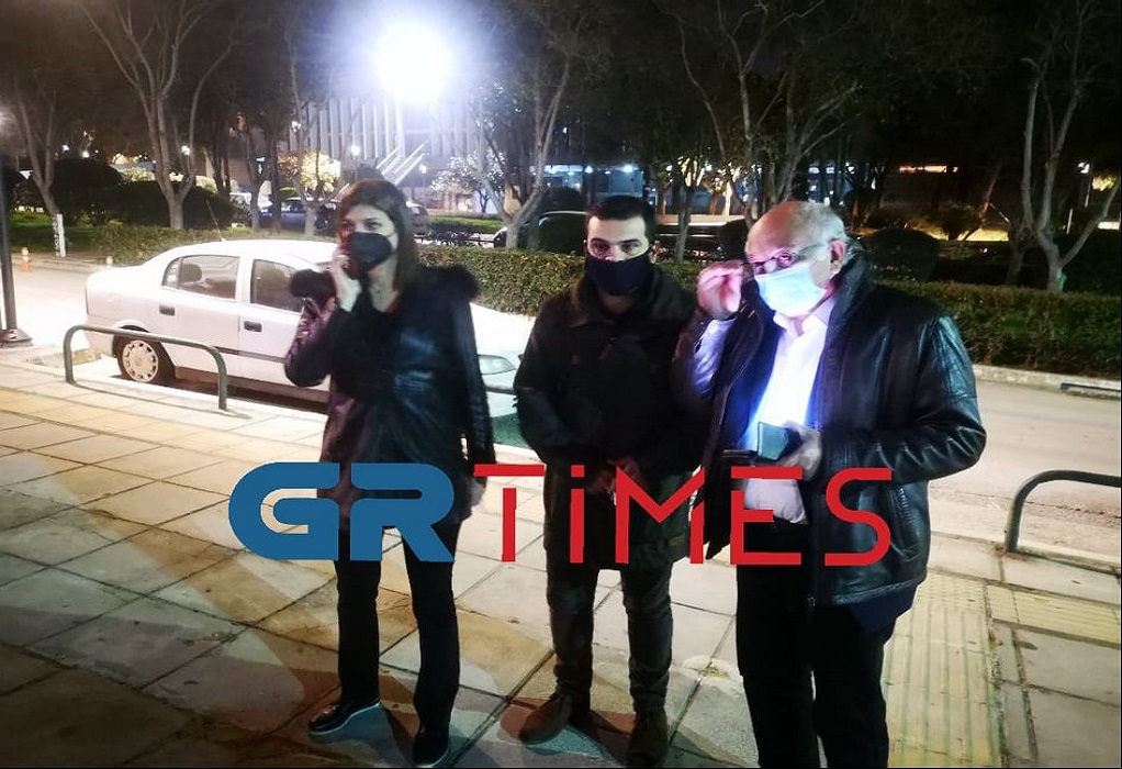 Βουλευτές του ΣΥΡΙΖΑ έξω από την πρυτανεία του ΑΠΘ (VIDEO)
