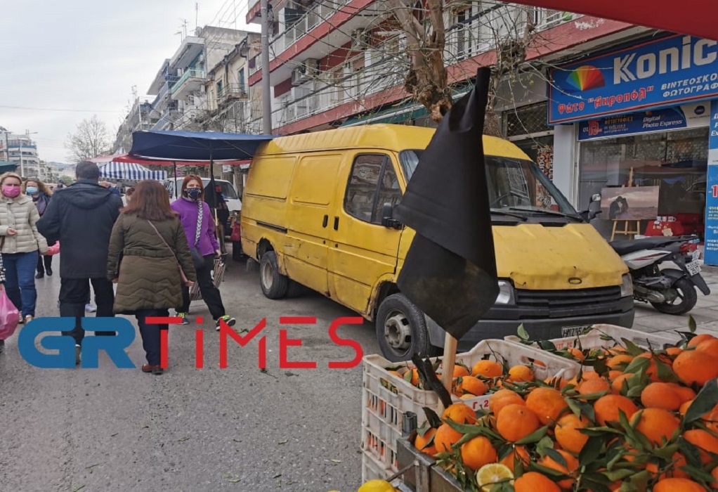 Θεσσαλονίκη: Γέμισαν μαύρες σημαίες οι λαϊκές αγορές (ΦΩΤΟ+VIDEO)