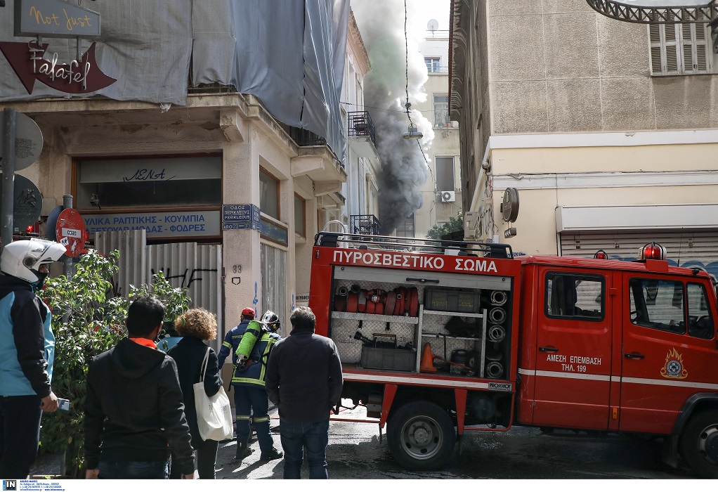 Αθήνα: Πυρκαγιά σε κτήριο στην Ερμού